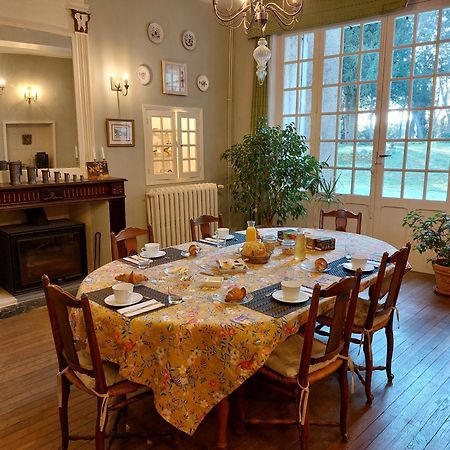 モントルイユ・ベレ Manoir Du Bellay Bed & Breakfast エクステリア 写真