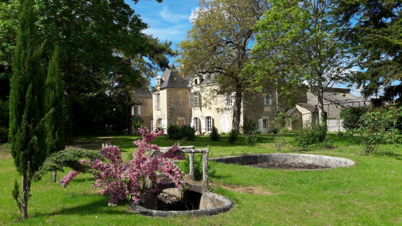 モントルイユ・ベレ Manoir Du Bellay Bed & Breakfast エクステリア 写真