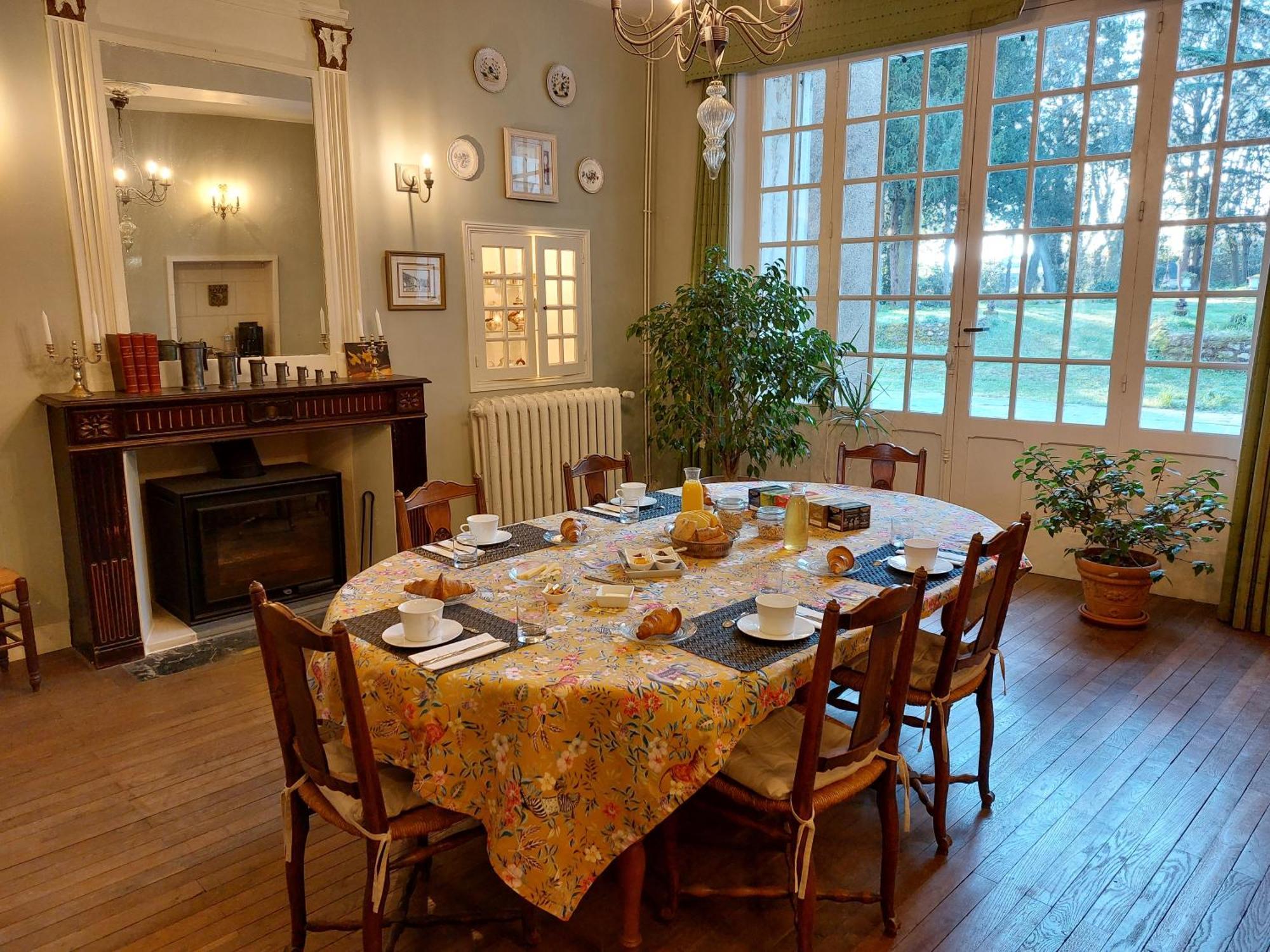 モントルイユ・ベレ Manoir Du Bellay Bed & Breakfast エクステリア 写真